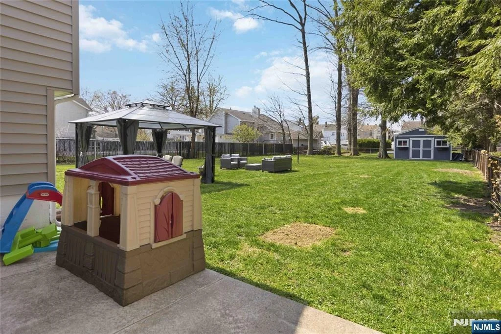 Photo of 345 Saddle River
