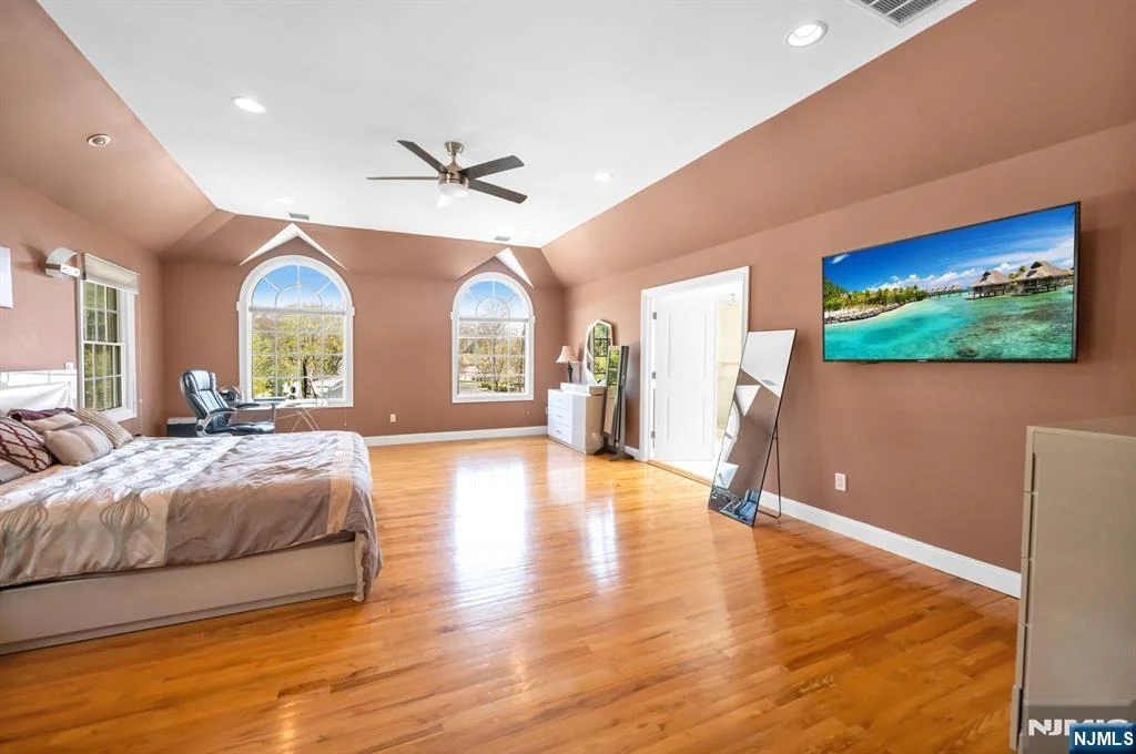 Photo of 683 Victoria