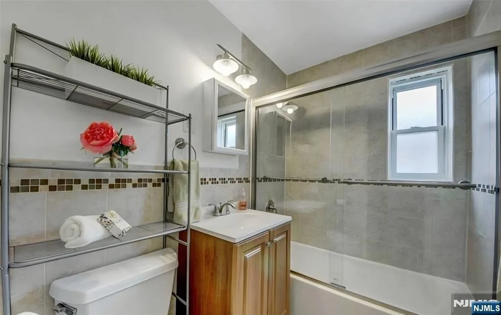 Photo of 370 Esplanade