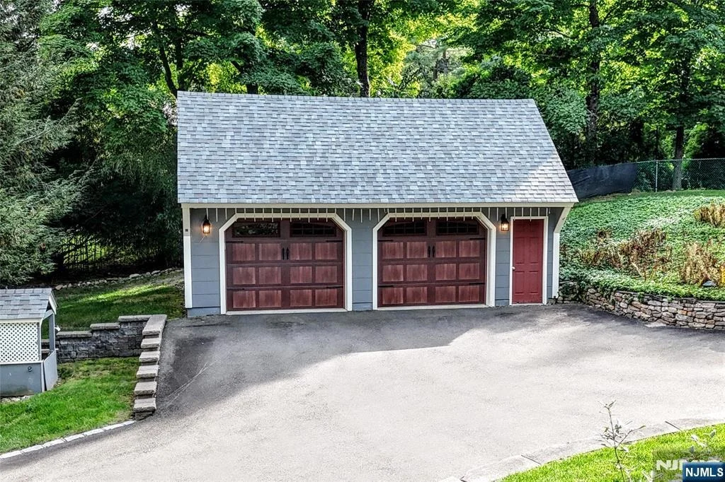 Photo of 497 W Saddle River