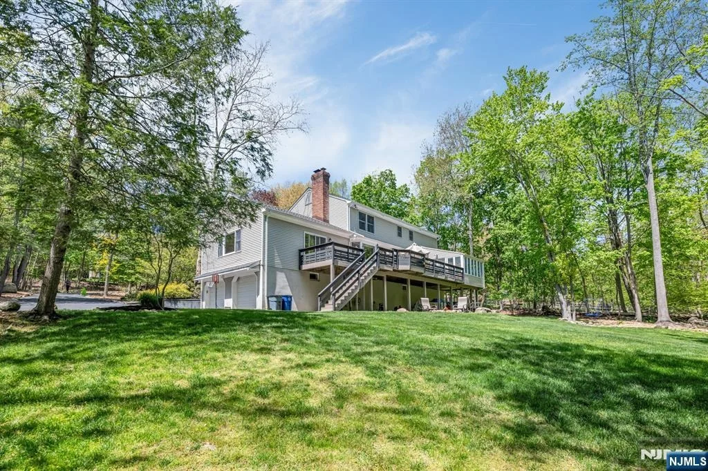 Photo of 558 W Saddle River