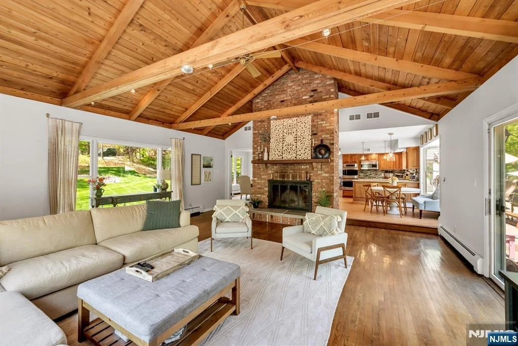 Photo of 558 W Saddle River