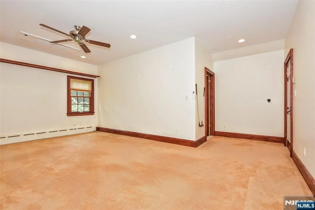 Photo of 497 W Saddle River