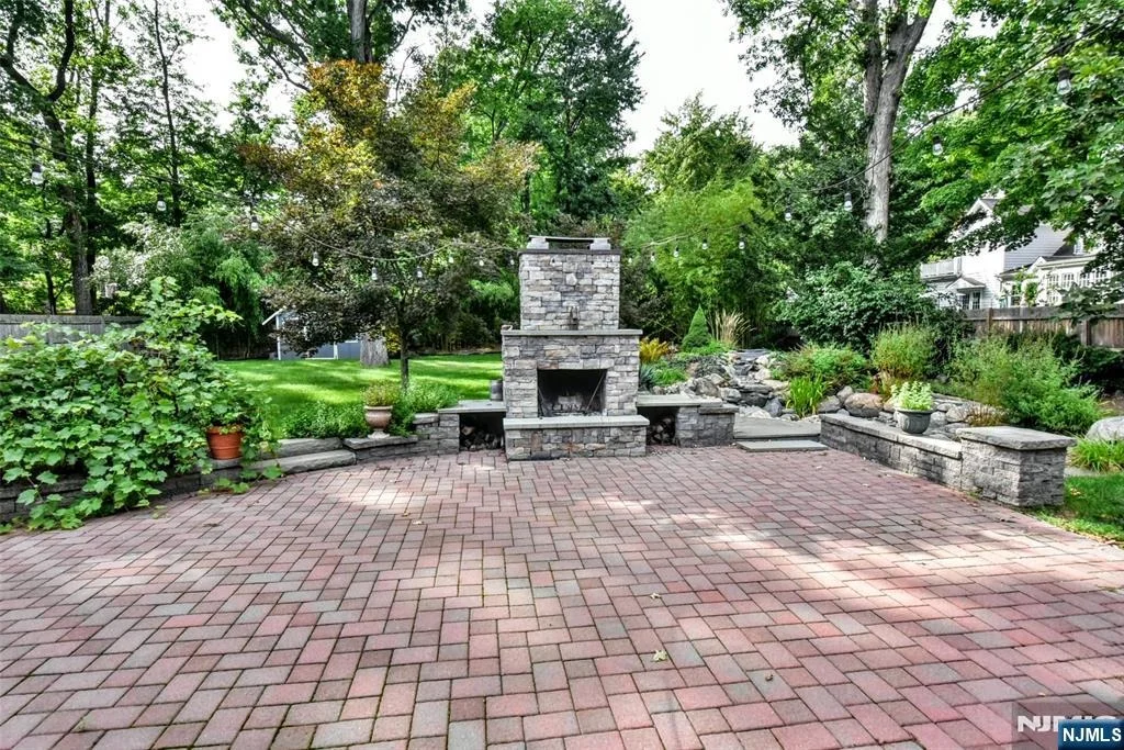 Photo of 497 W Saddle River