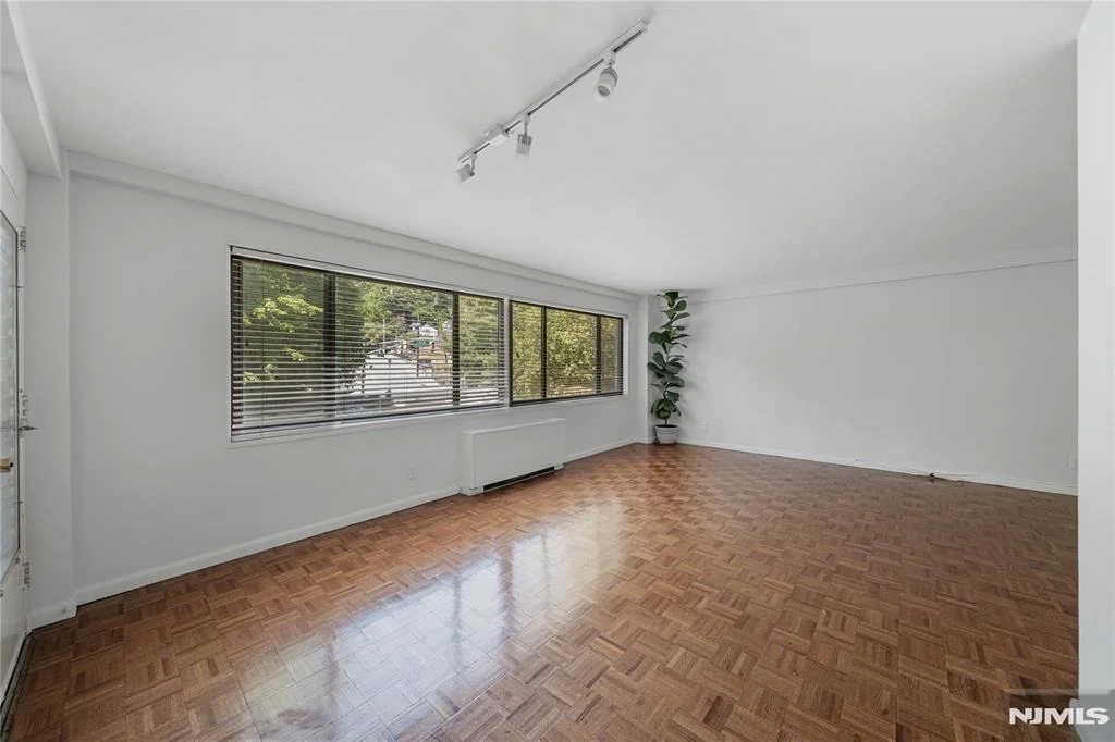 Photo of 1375 River