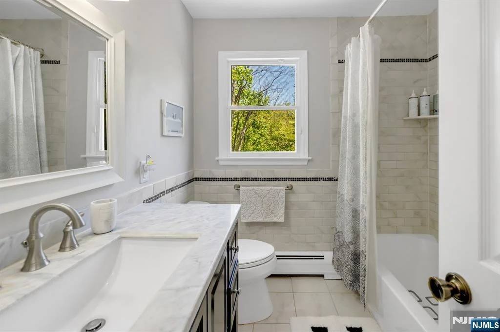 Photo of 558 W Saddle River