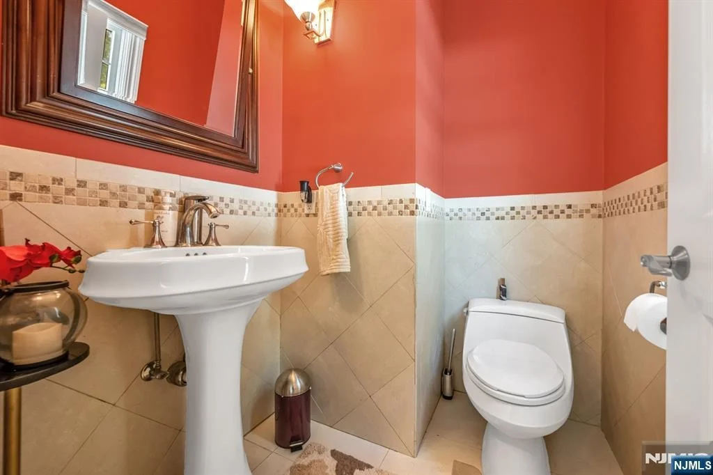 Photo of 683 Victoria