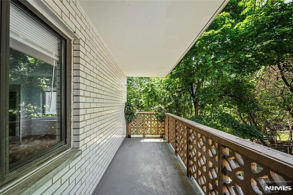 Photo of 1375 River