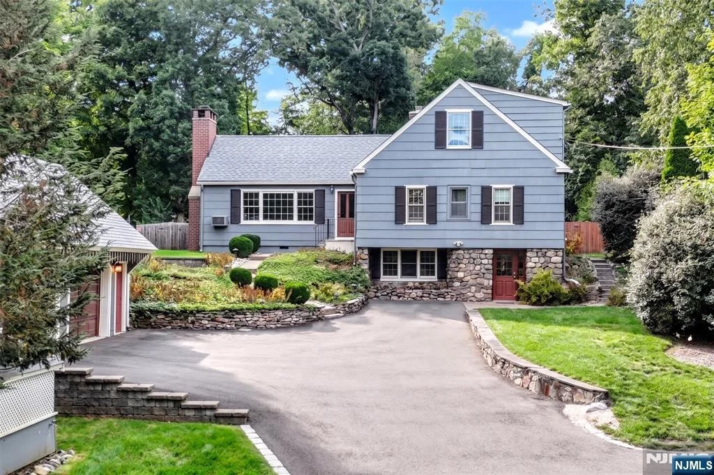 Photo of 497 W Saddle River