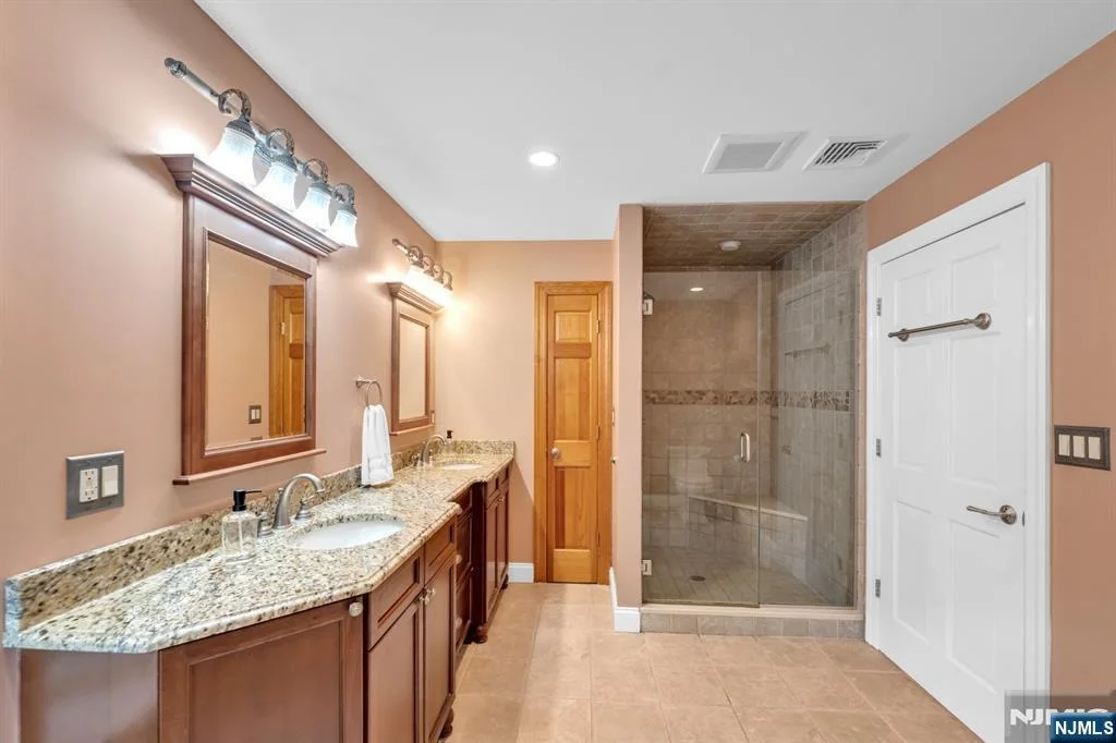 Photo of 1025 Maple