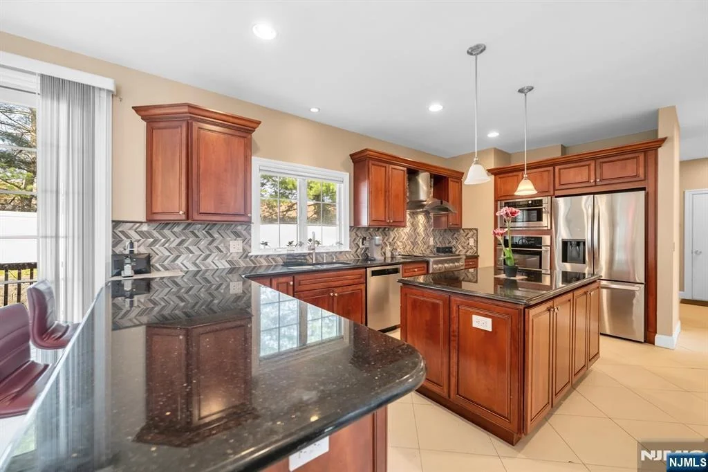Photo of 683 Victoria