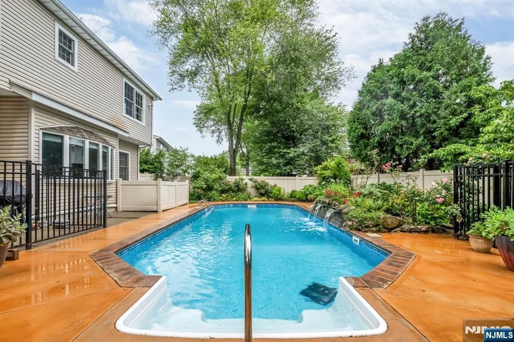 Photo of 1025 Maple