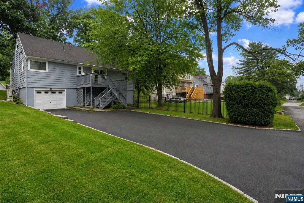 Photo of 8 Oak Crest