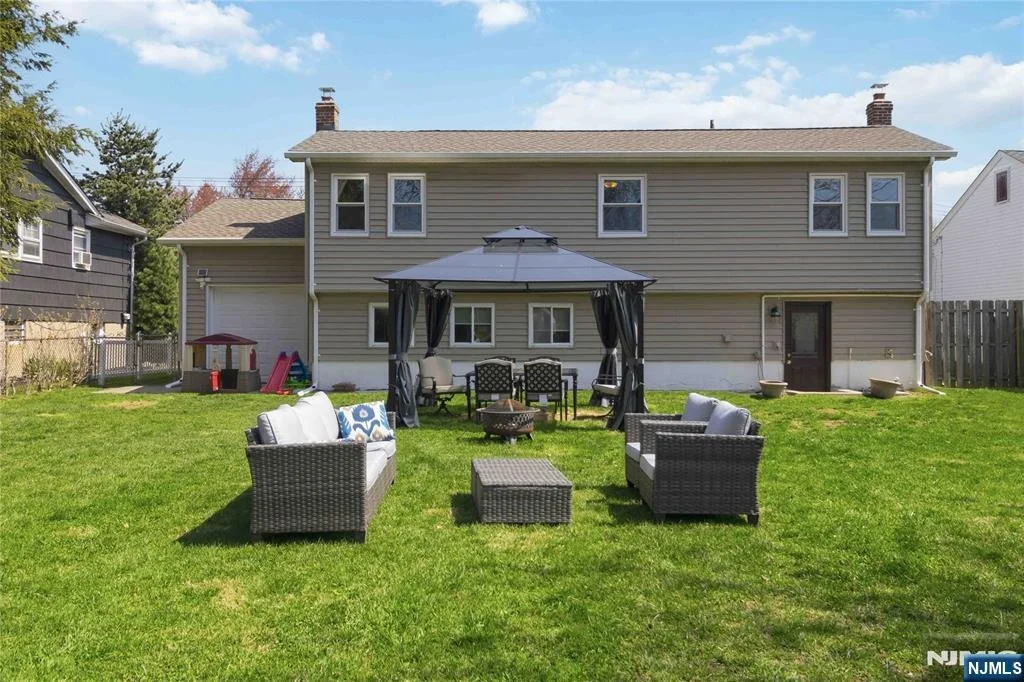 Photo of 345 Saddle River