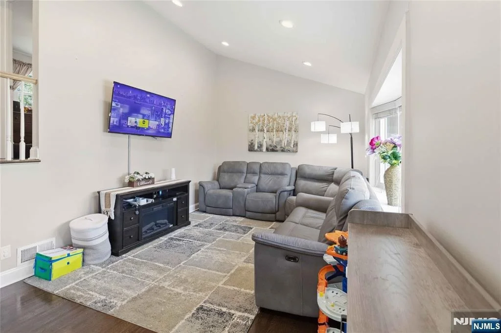 Photo of 345 Saddle River