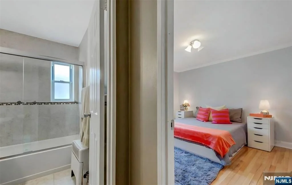 Photo of 370 Esplanade