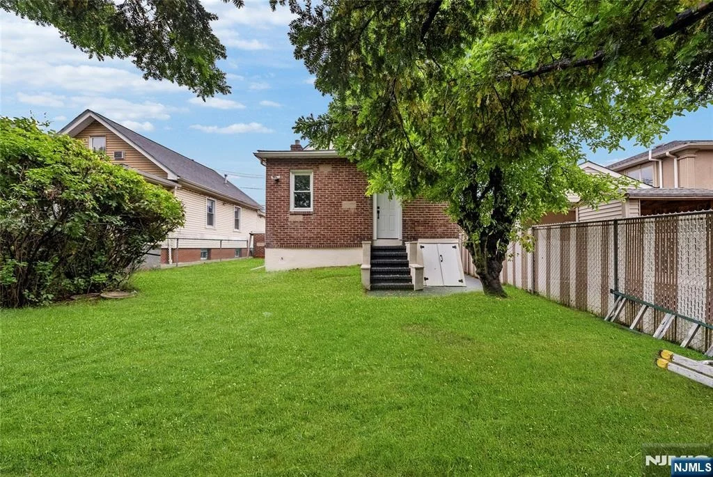 Photo of 484 Sylvan
