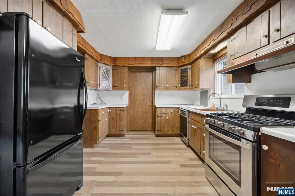 Photo of 498 Riverside