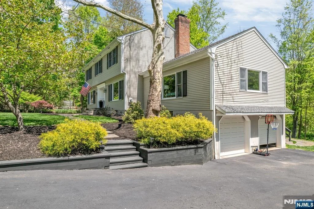 Photo of 558 W Saddle River