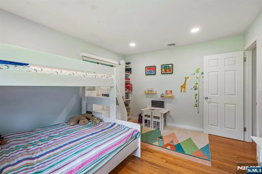 Photo of 31 Surrey