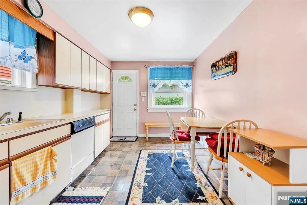 Photo of 9 Halcyon