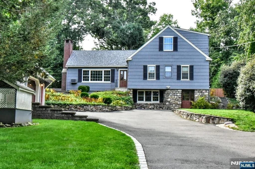 Photo of 497 W Saddle River