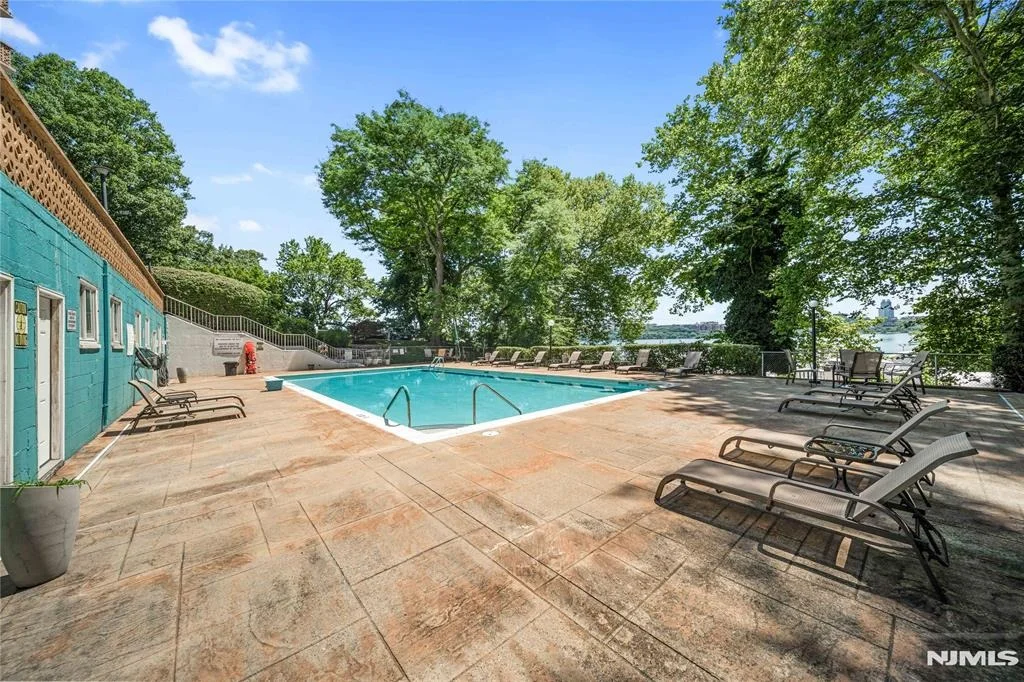 Photo of 1375 River