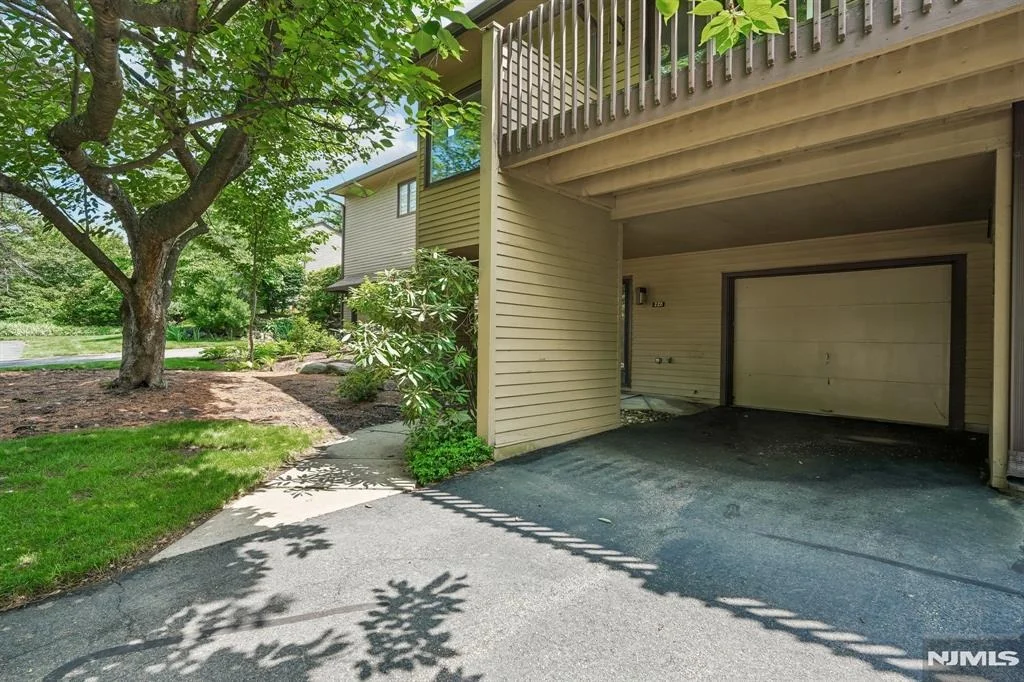 Photo of 220 Mountain View