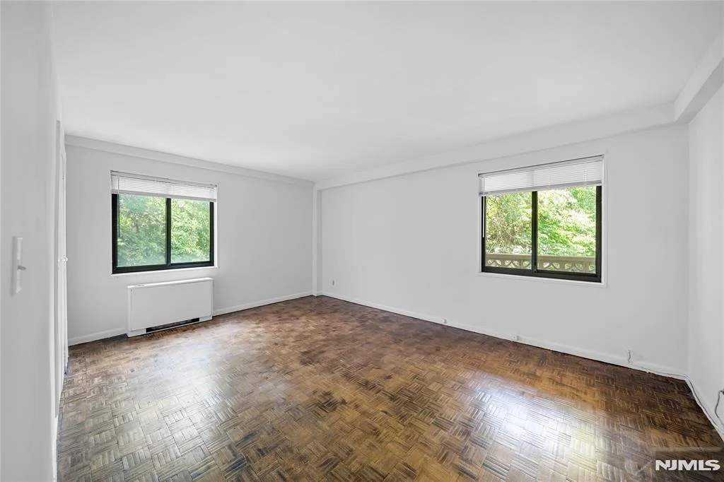 Photo of 1375 River
