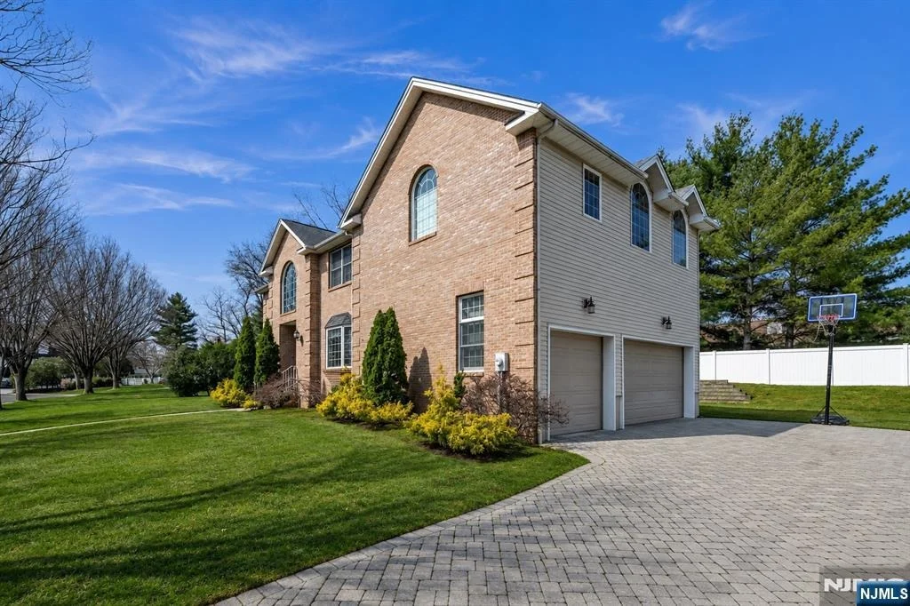 Photo of 683 Victoria