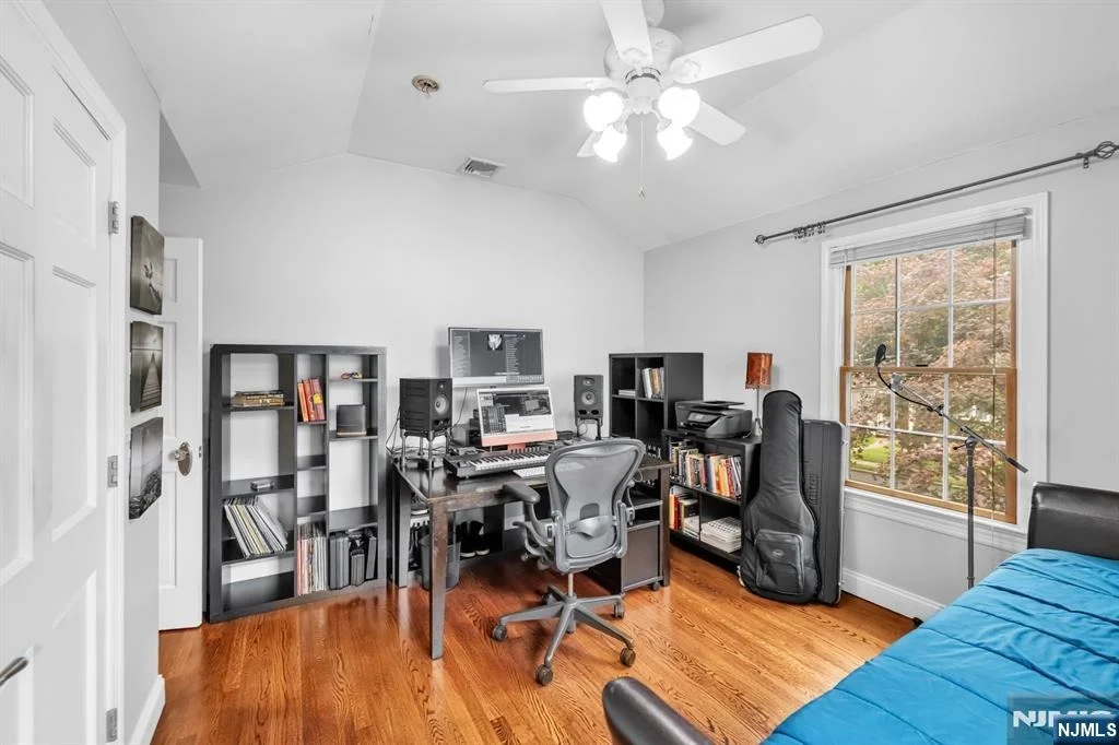 Photo of 1025 Maple