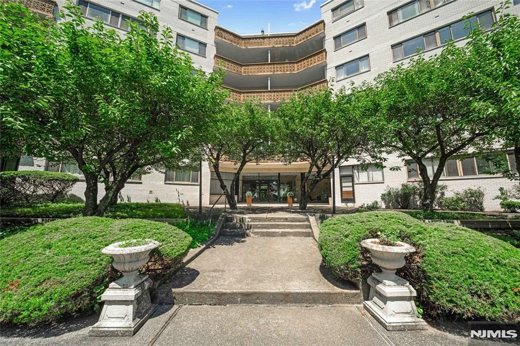 Photo of 1375 River