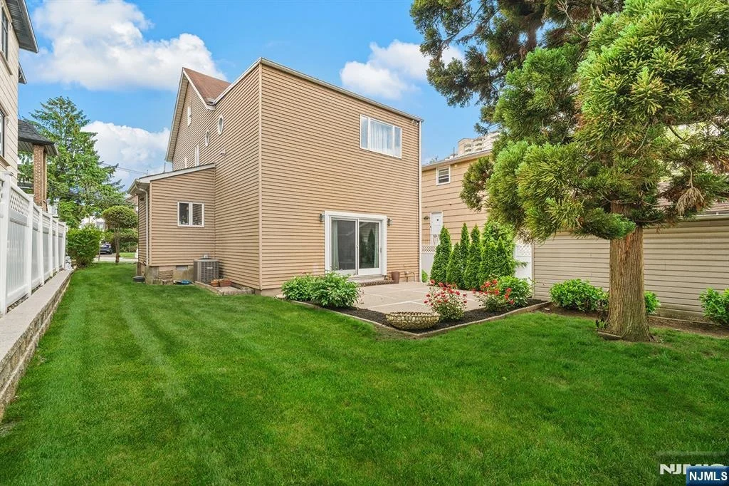 Photo of 1631 Maple