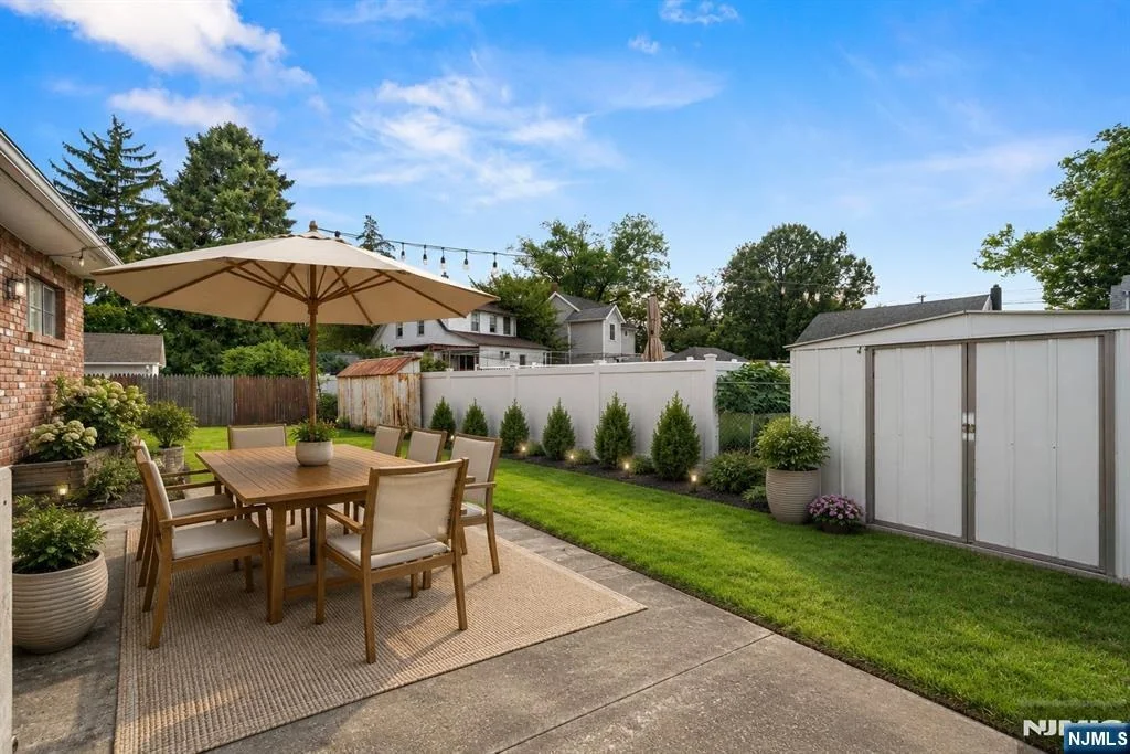 Photo of 498 Riverside