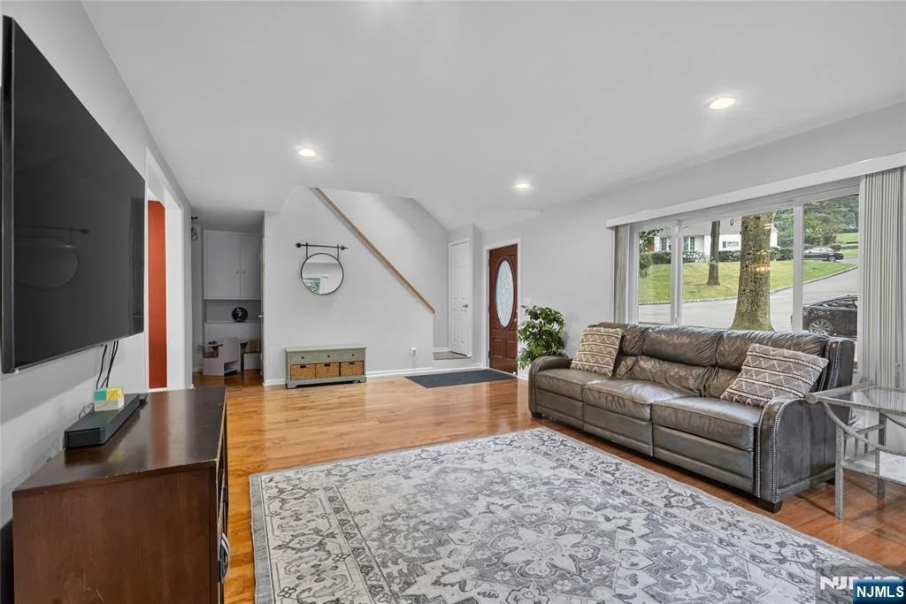 Photo of 8 Oak Crest
