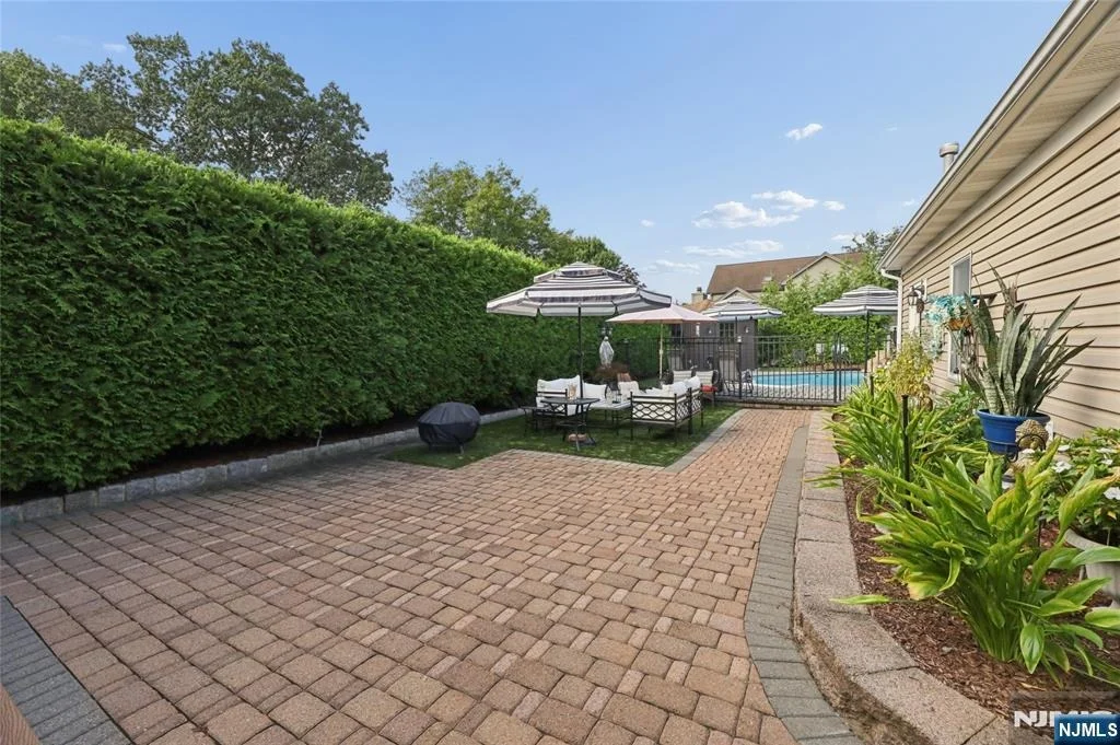 Photo of 599 Oak
