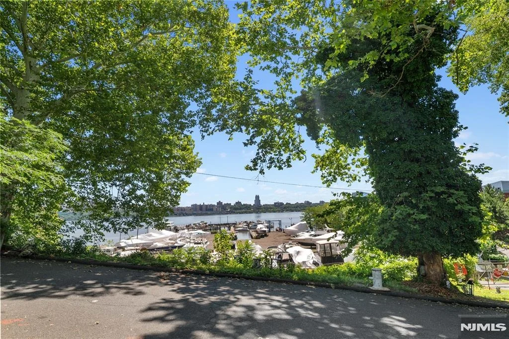 Photo of 1375 River