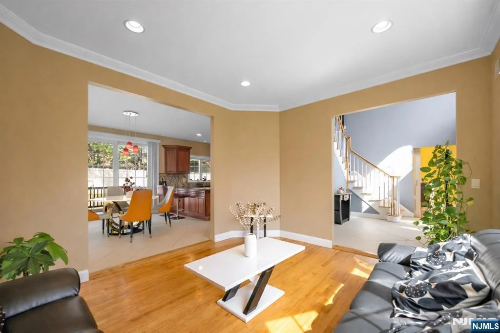 Photo of 683 Victoria