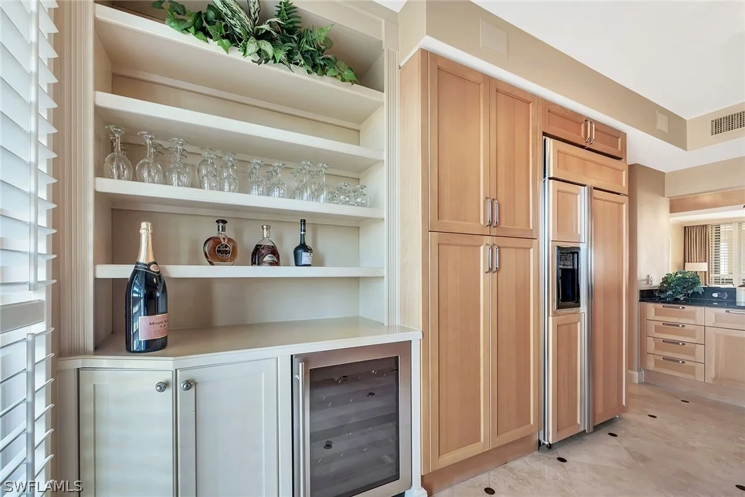 Photo of Unit 1002 at 6597 Nicholas Boulevard