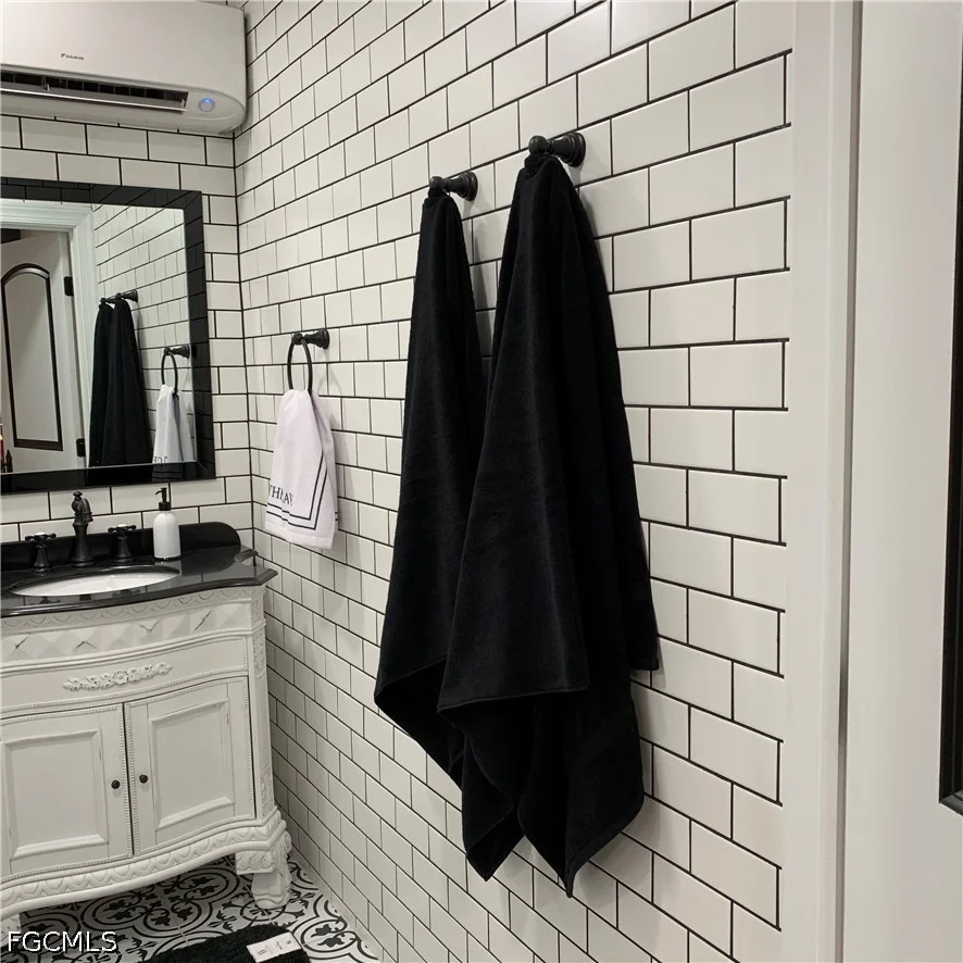 Photo of 21531 N RIVER Road