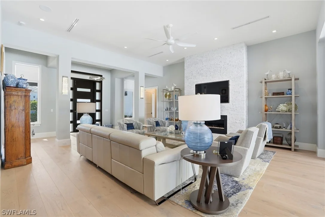 Photo of 725 Harbour Drive