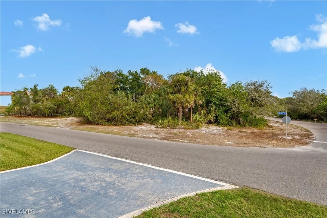 Photo of 889 Scott Drive