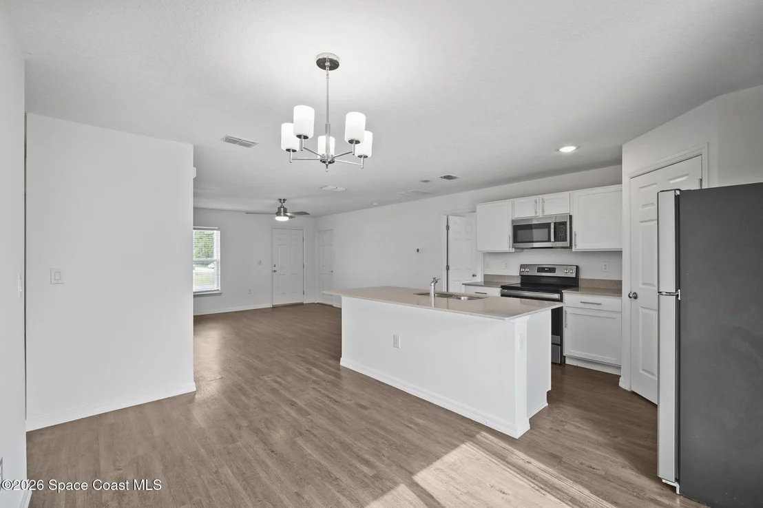 Photo of 549 Eldron Boulevard SE