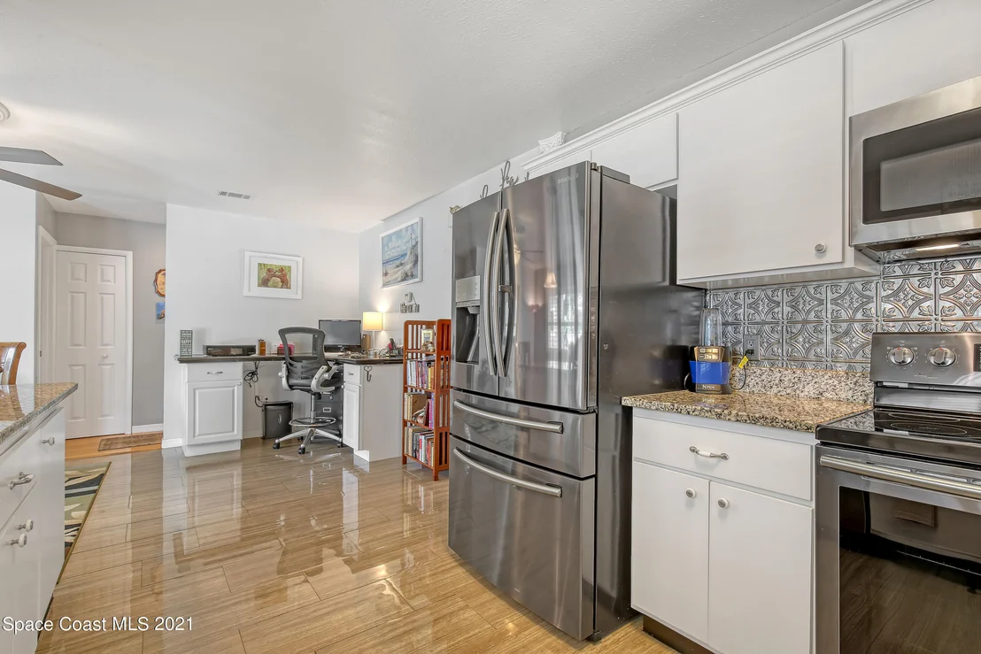 Photo of 895 Riviera Drive NE