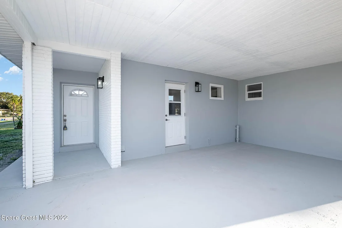 Photo of 948 Canada Street NE