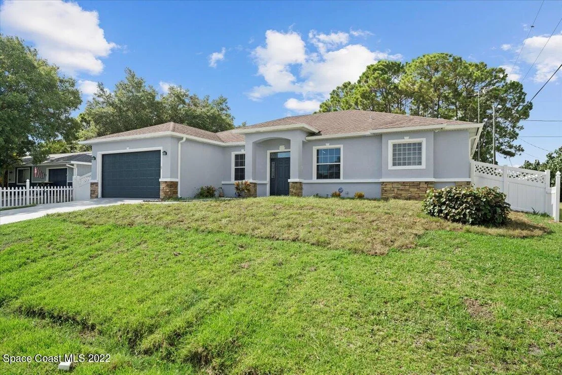 Photo of 1090 Emerald Road SE