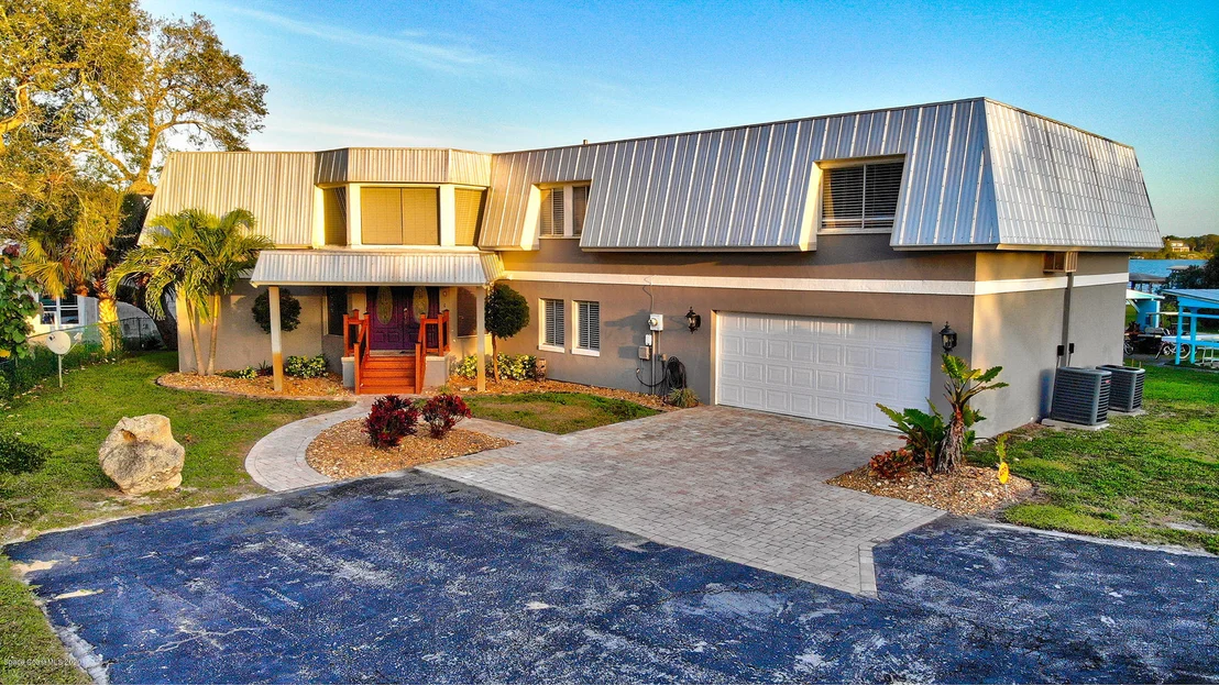 Photo of 9852 Riverview Drive