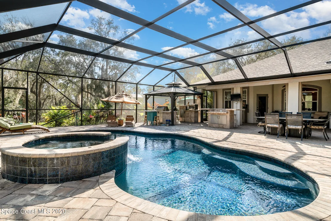 Photo of 4333 Long Lake Road
