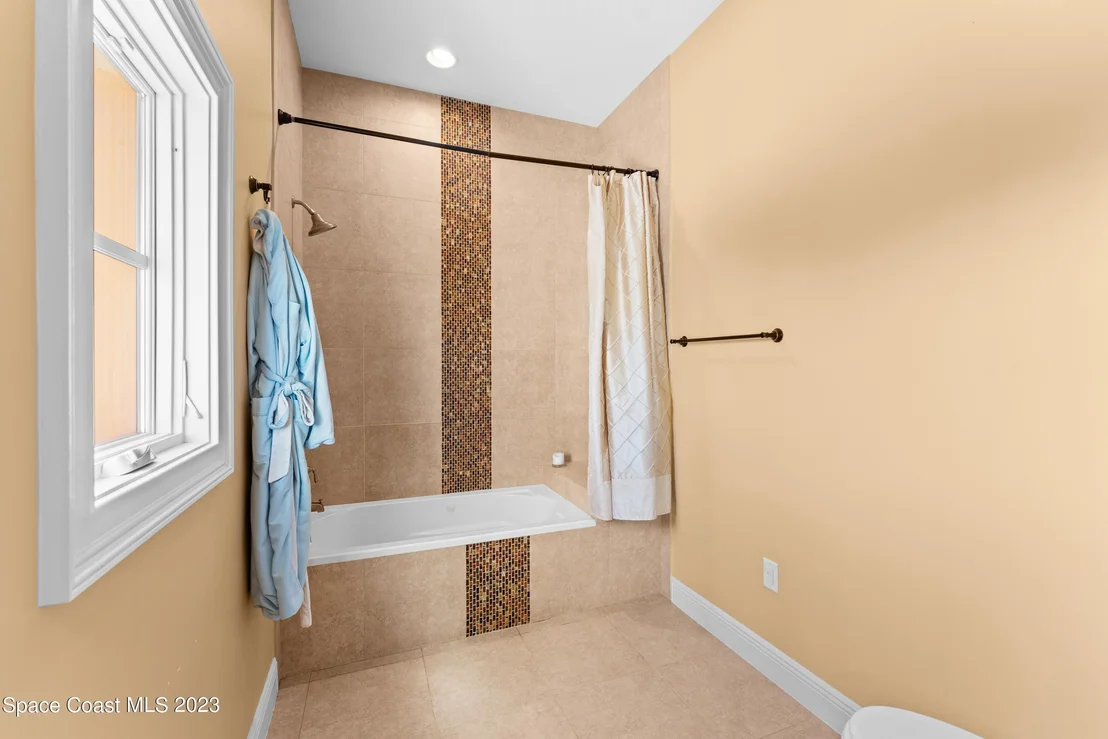 Photo of 2142 N Riverside Drive