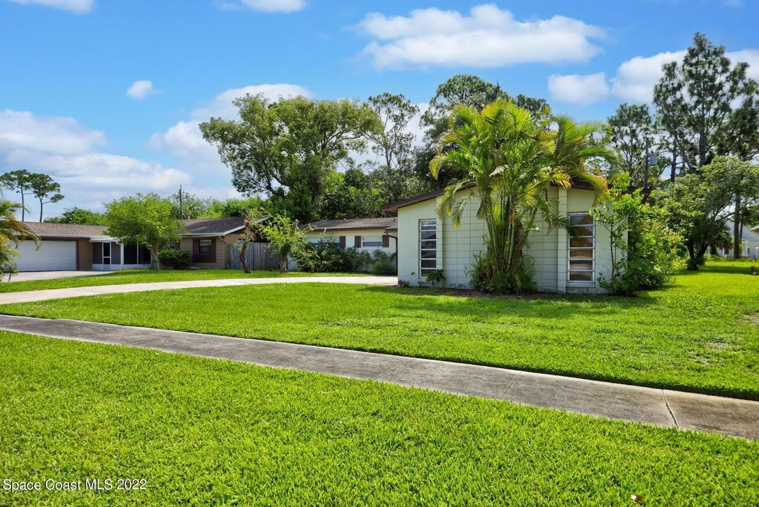Photo of 1724 Golfview Drive